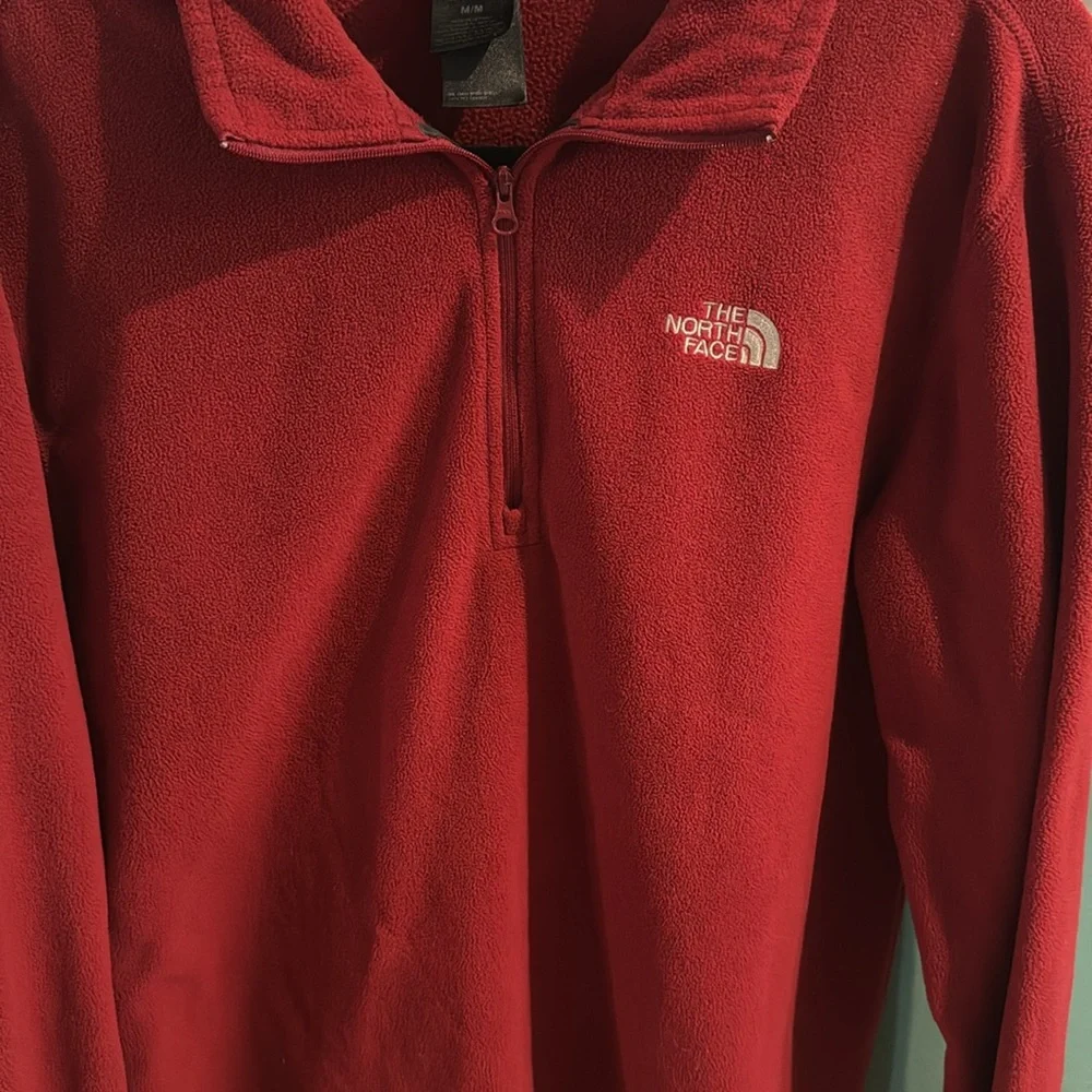 Men’s The Northface pull‎ over size medium--Red